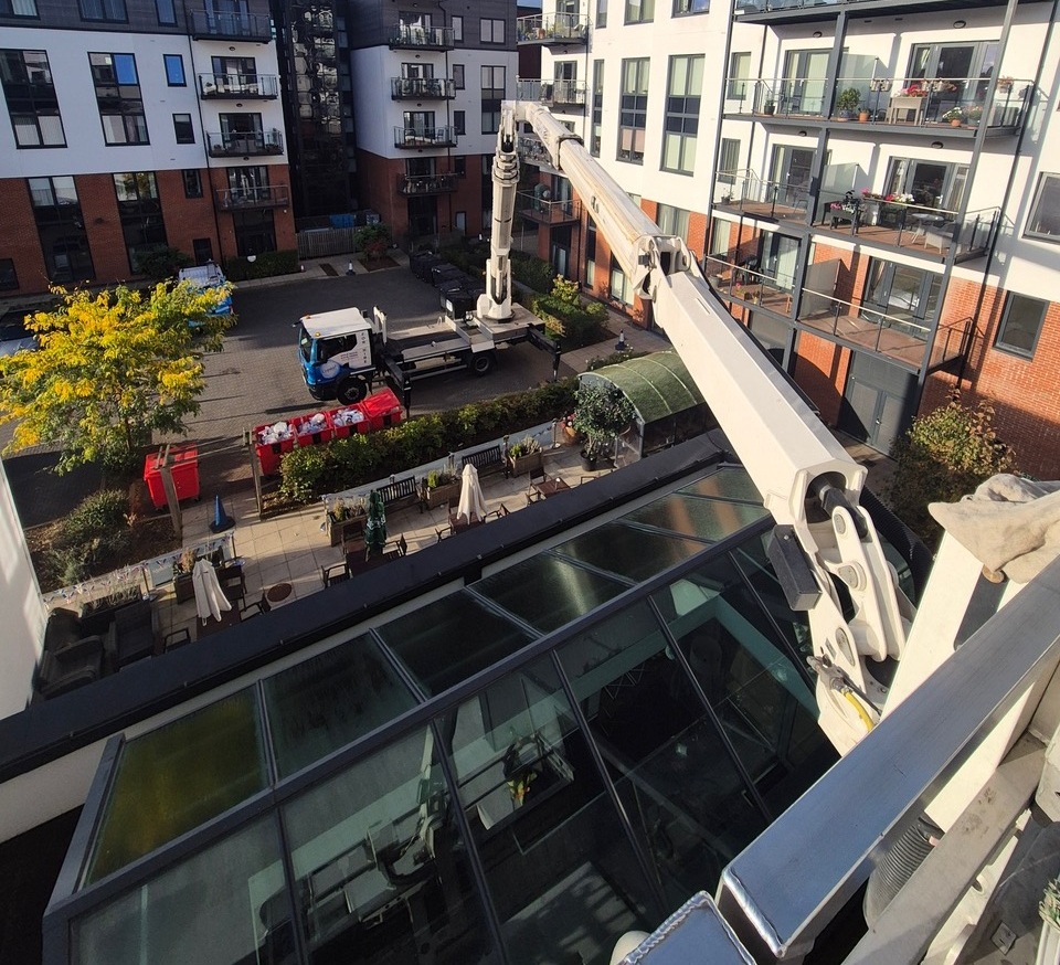 Large outreach cherry picker